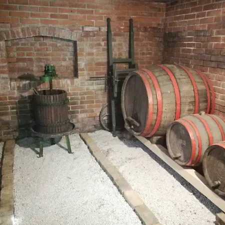 Balatoni Preshaziko Szolosgyorok